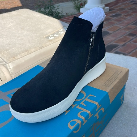 OTBT Off the Beaten Track Women’s Shoe. Astrid Black. Multiple sizes. NWT. - Picture 2 of 4